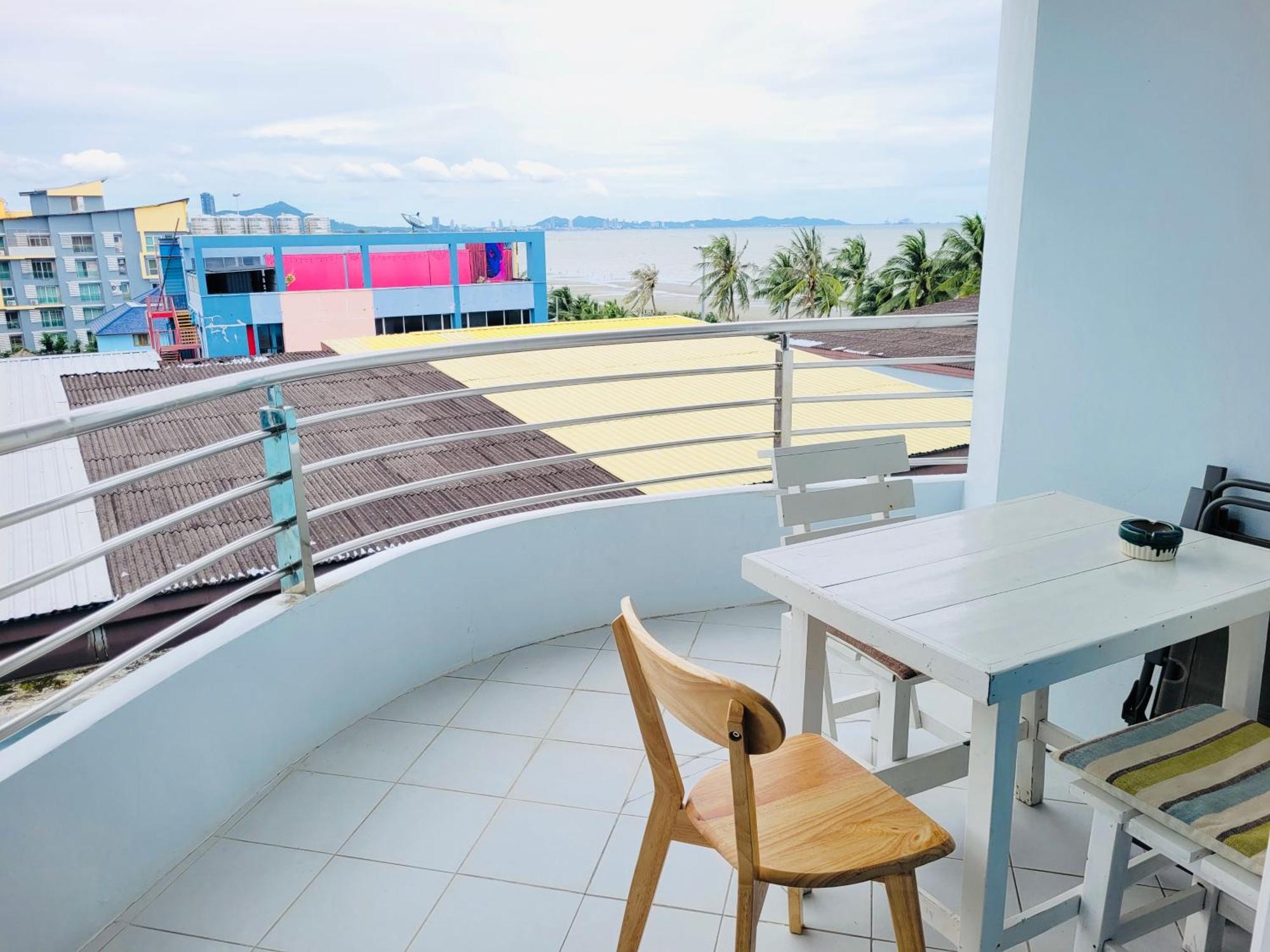 Apartment The Bangsaen 327-50 Chonburi